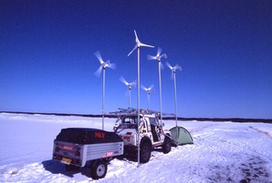 写真3 2003年2月 北海道アタック㈼ 北緯45度線上にて風車で充電中.jpg