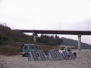 写真４２００３年１０月　東海道ゼロエッミションの旅「第２ステージ」　河川敷で充電.jpg